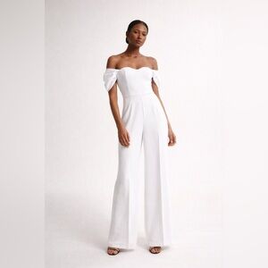NWT Abercrombie & fitch Off Shoulder White Jumpsuit
Wide Leg Crepe Size S